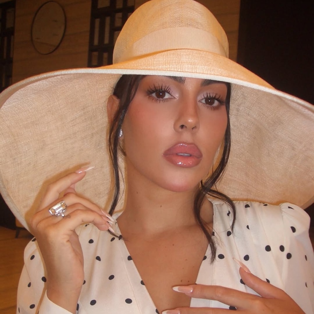 جورجينا رودريغيز تتألق بصيحات جمالية من حقبة الستينيات وهذه خطواتها