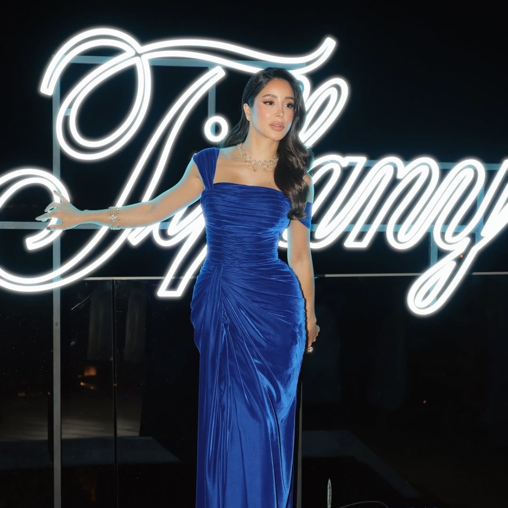 فساتين سهرة مونوكروم بتصاميم حالمة ولمسة ملكية بأسلوب النجمات