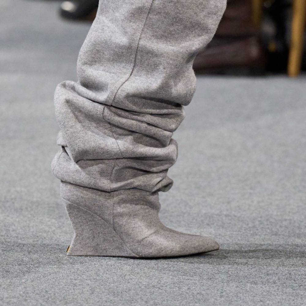  بوت رمادي بساق مجعد مترهل من Balmain