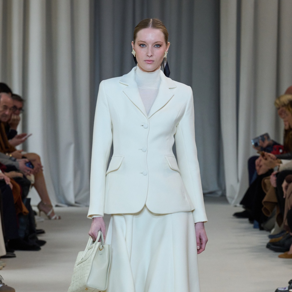 تنسيق التنورة الميدي  بأسلوب Laura Biagiotti