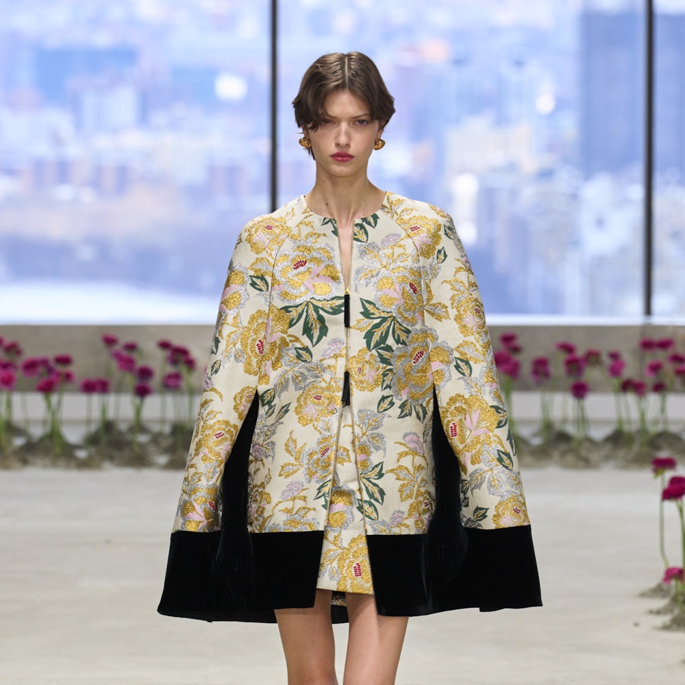  كاب مطرز فخم من Carolina Herrera