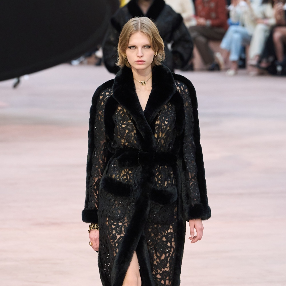 قماش الدانتيل يُعيد الفخامة والأنوقة للموضة في خريف 2025