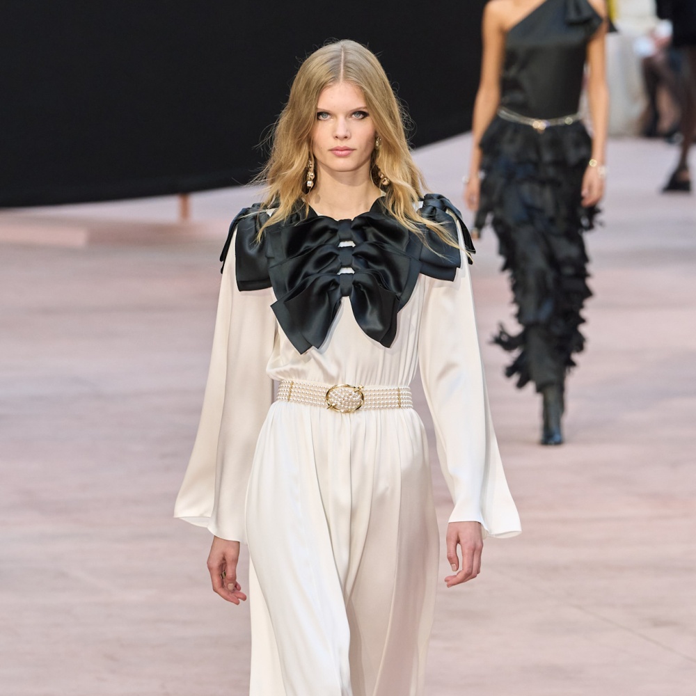 الشرائط في شتاء 2025 تربط عالم الموضة بالأنوثة المطلقة 