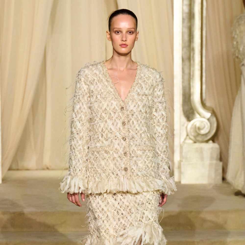 أخطفي الأضواء بموضة جاكيتات البيج الفاتحة هذا الشتاء