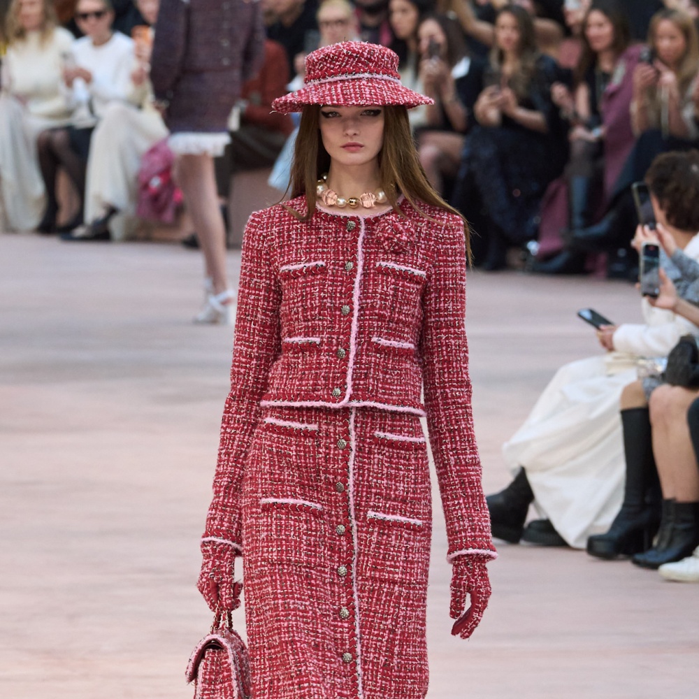تنسيق قماش التويد في بدلة شتوية من Chanel 