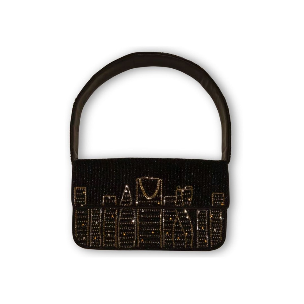 حقائب تطرز رسائل حب إلى الرياض