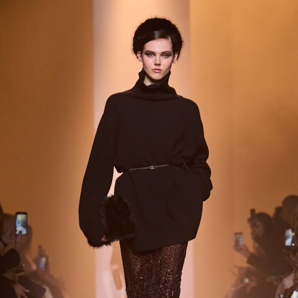 إطلالة بالأسود مع البني من Elie Saab