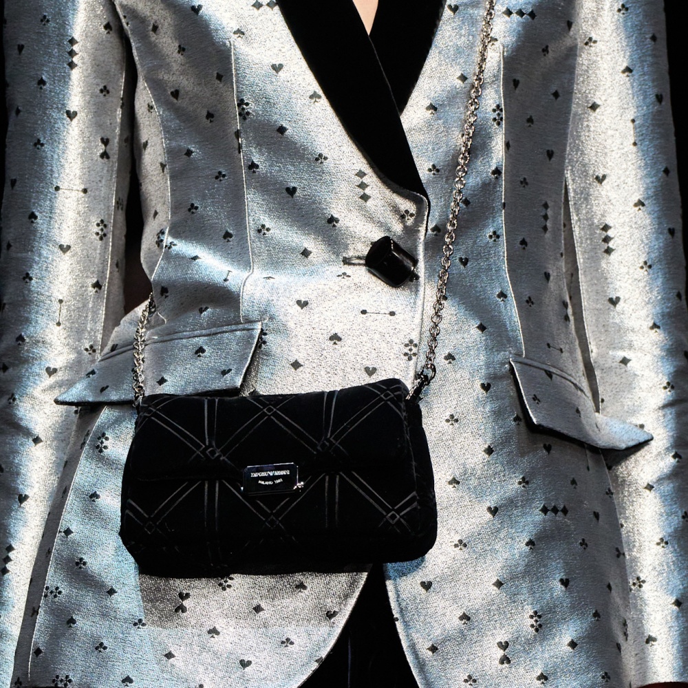  حقيبة من المخمل لإطلالة السهرات من Emporio Armani