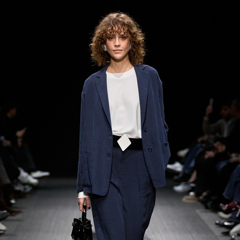 تنسيق اللّون الكحلي بأسلوب Emporio Armani