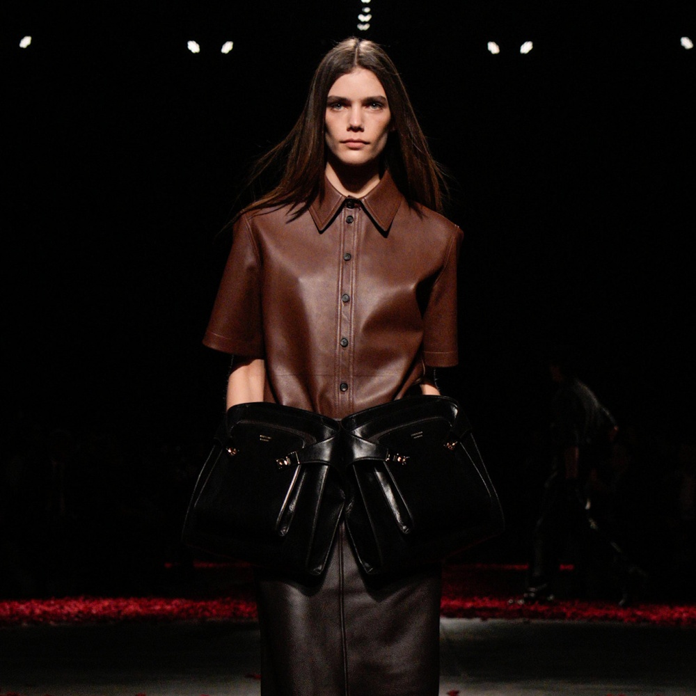 تنورة جلد طويلة مع قميص جلدي من Ferragamo 