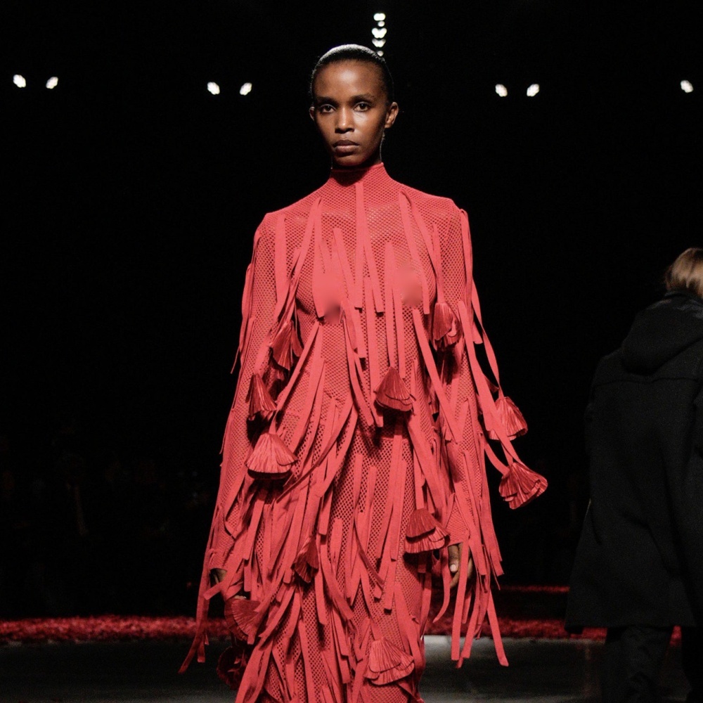 من آلايا إلى فيراغامو.. أزياء الشراريب تظهر مجدداً في شتاء 2025