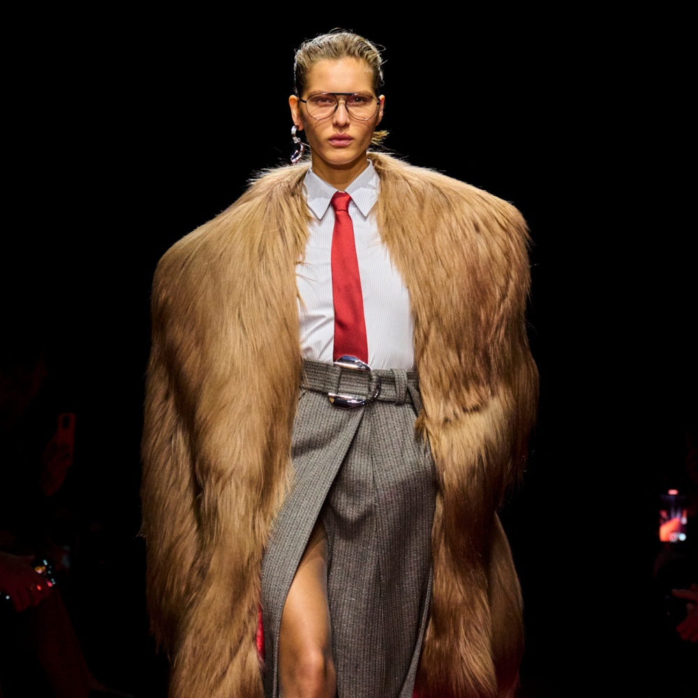 صيحة القميص لشتاء 2025 باللّون الأبيض من Ferrari