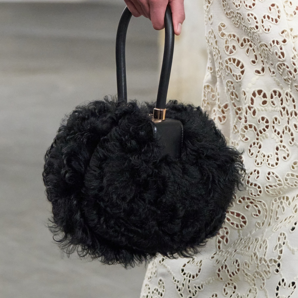 حقائب الفرو تعود إلى الواجهة في شتاء 2025