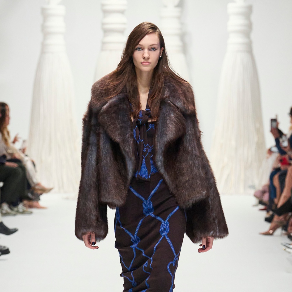 إطلالة مميّزة من Genny باللّونين الأزرق مع البني 