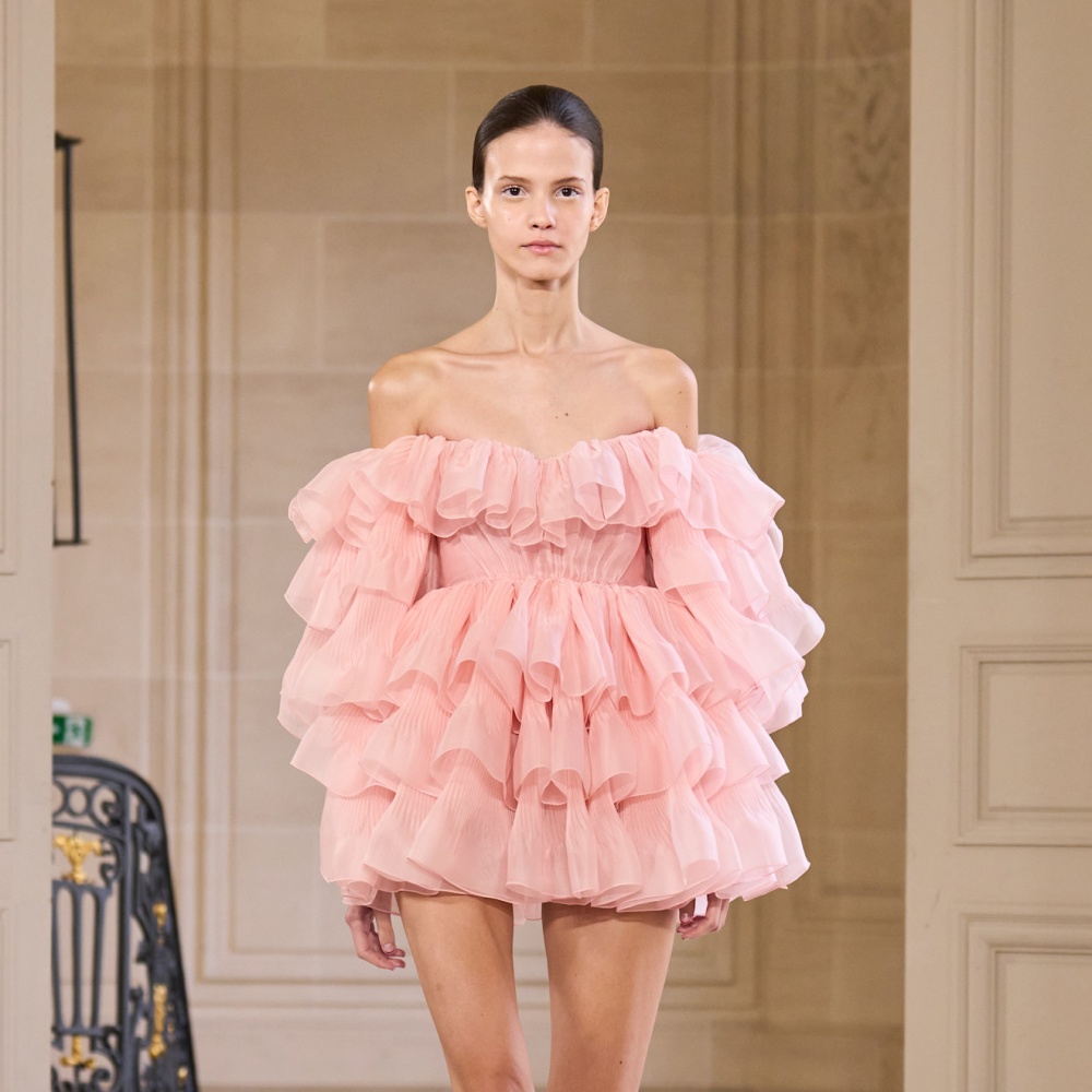 فستان كشكش زهري من Giambattista Valli 