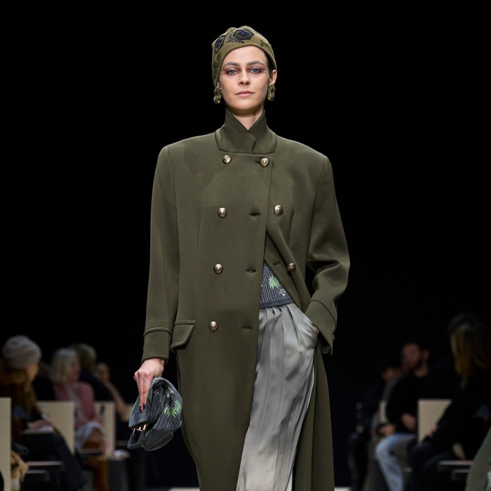 المعاطف الزيتية تخطف الأنظار هذا الخريف بقصاتها الراقية