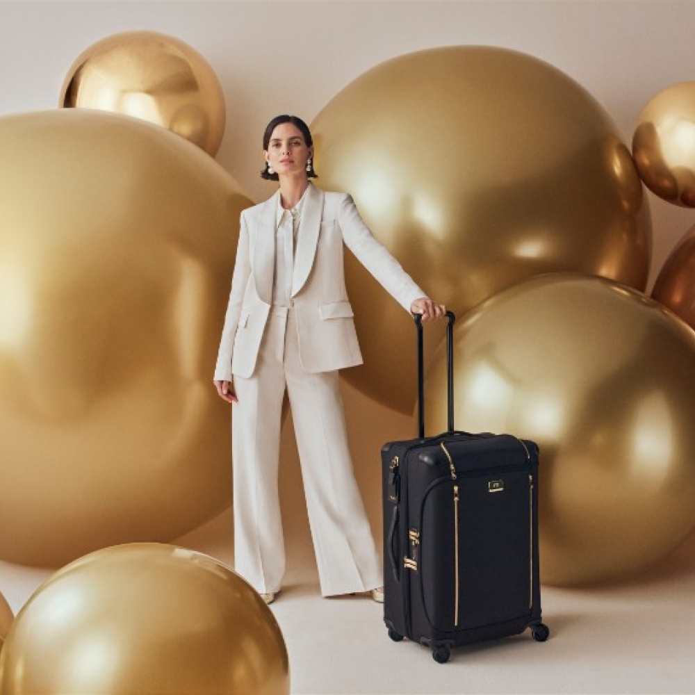  TUMI تدعوكم إلى "إهداء البهجة" في موسم الأعياد هذا العام