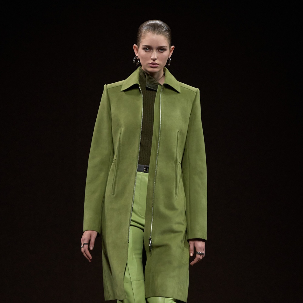 Hermes تدرجات قوية من اللون الأخضر في إطلالة من