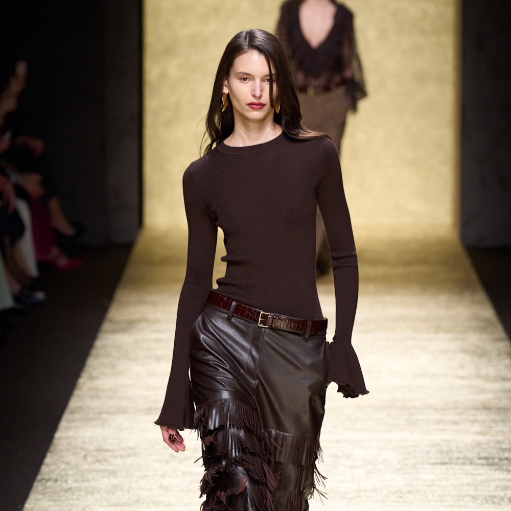 إطلالة باللّون البني من Luisa Spagnoli