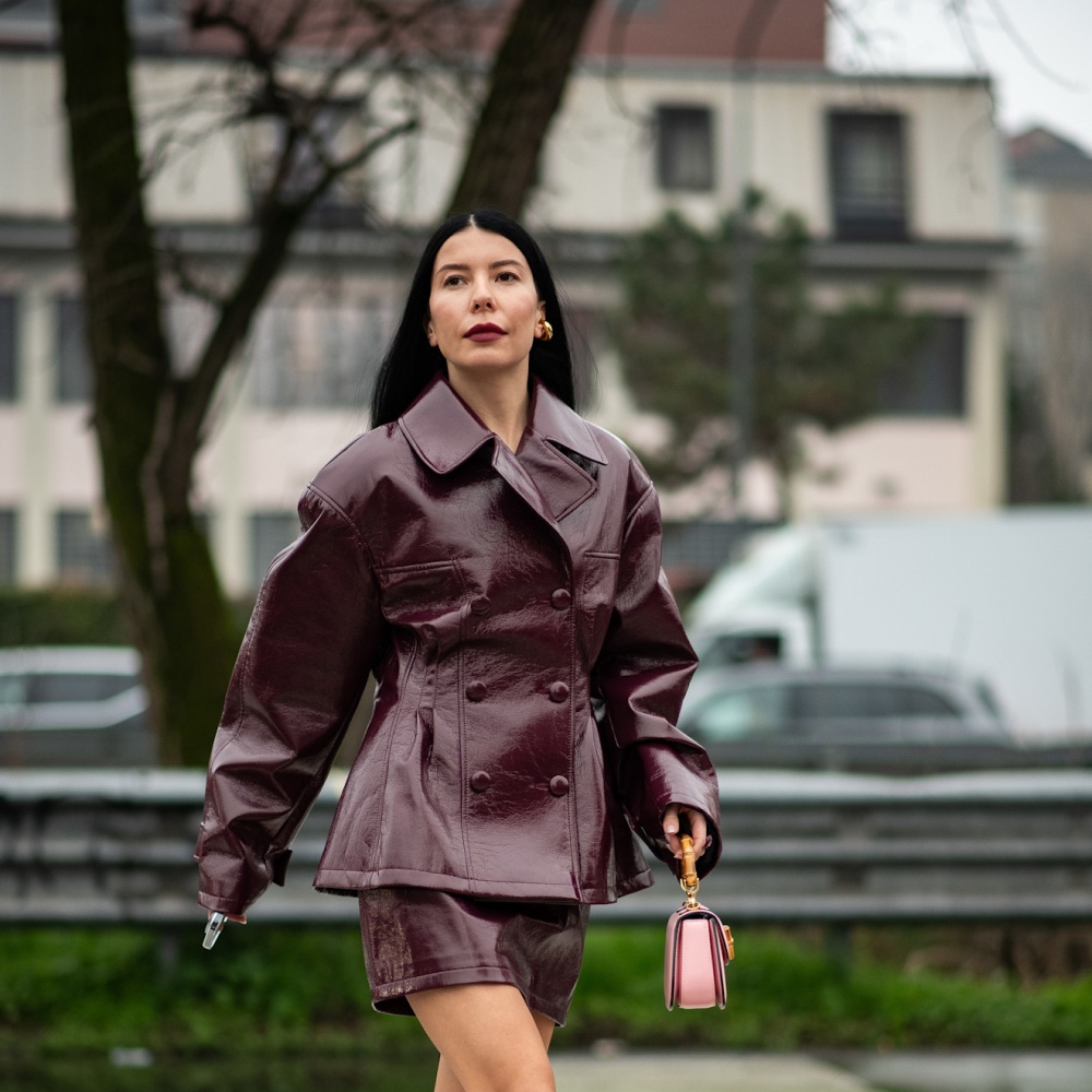 إطلالة بقماش الجلد