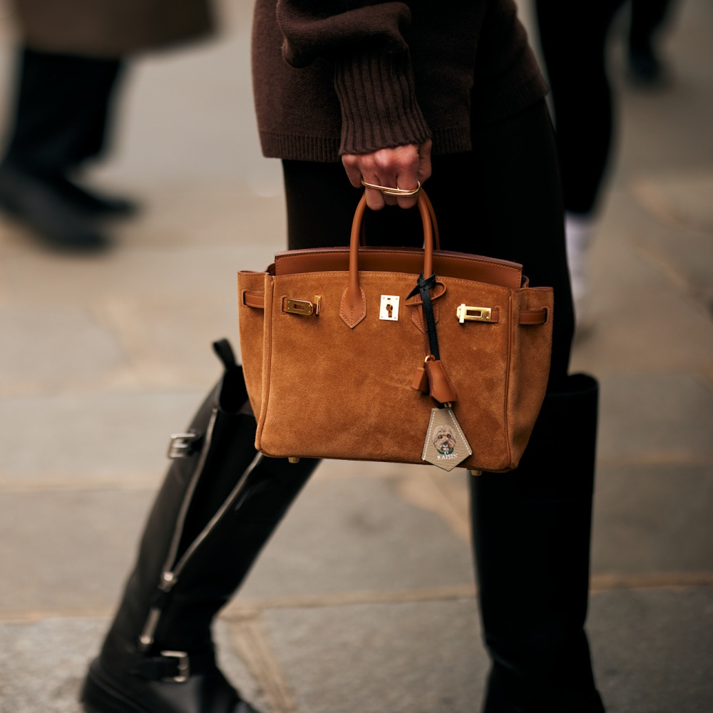 حقيبة الـSuede بصورة من Street style