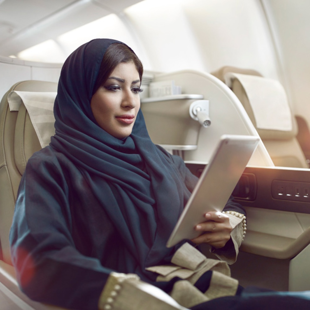 الخطوط السعودية تطلق الإنترنت فائق السرعة مجانًا لدعم رؤية 2030