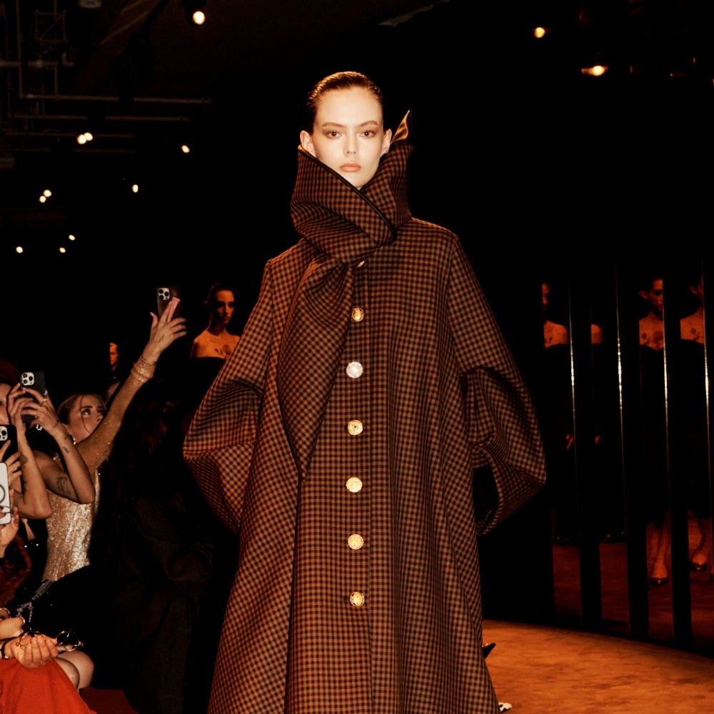 المعطف في شتاء 2026.. ياقة أعلى وفخامة أكثر