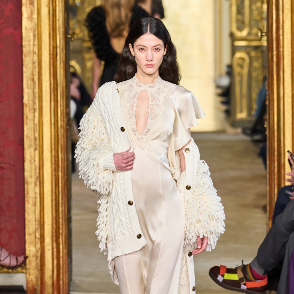 مايا عون  فستان السليب الطويل يعود هذا الموسم بتفصيل ينبض أنوثة