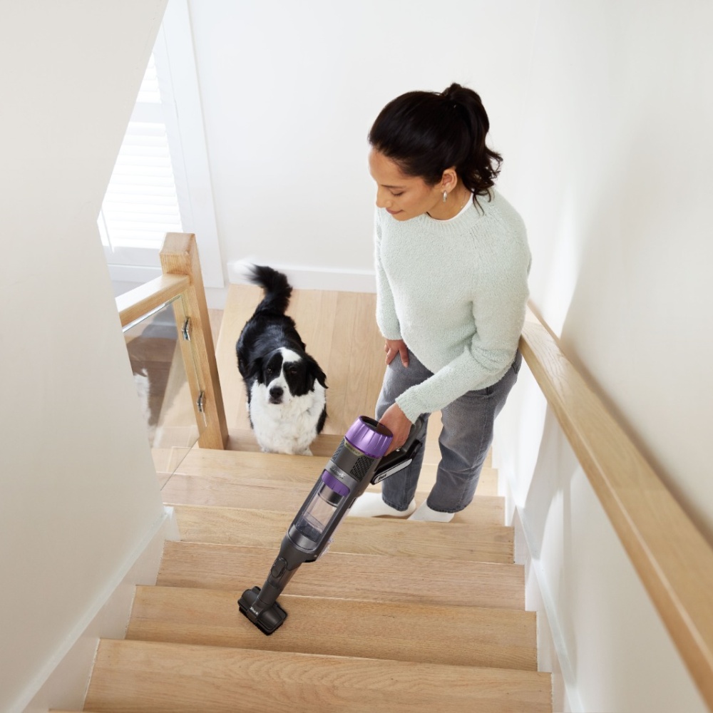 تجربة Hia مع مكنسة Shark PowerDetect Clean & Empty: الذكاء والتصميم يجتمعان في ابتكار منزلي استثنائي