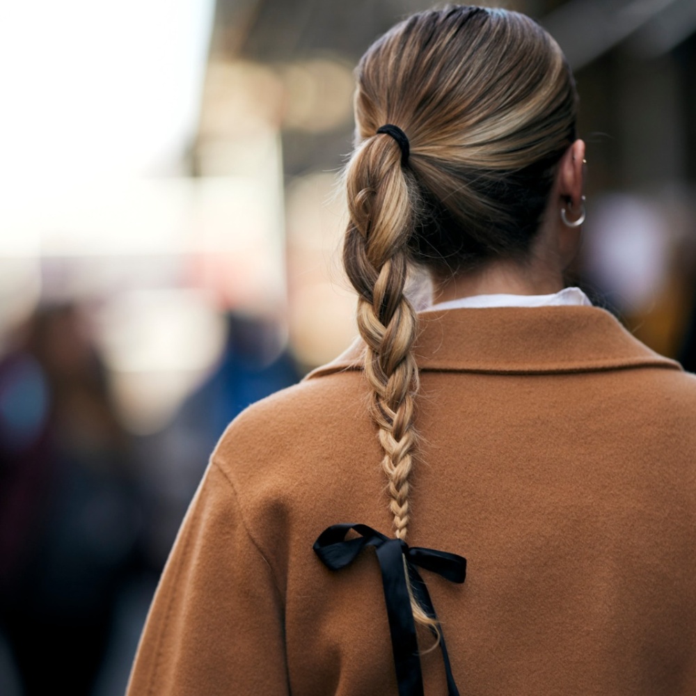 عقدة الـBow في تنسيق لافت مع الضفائر من Street style