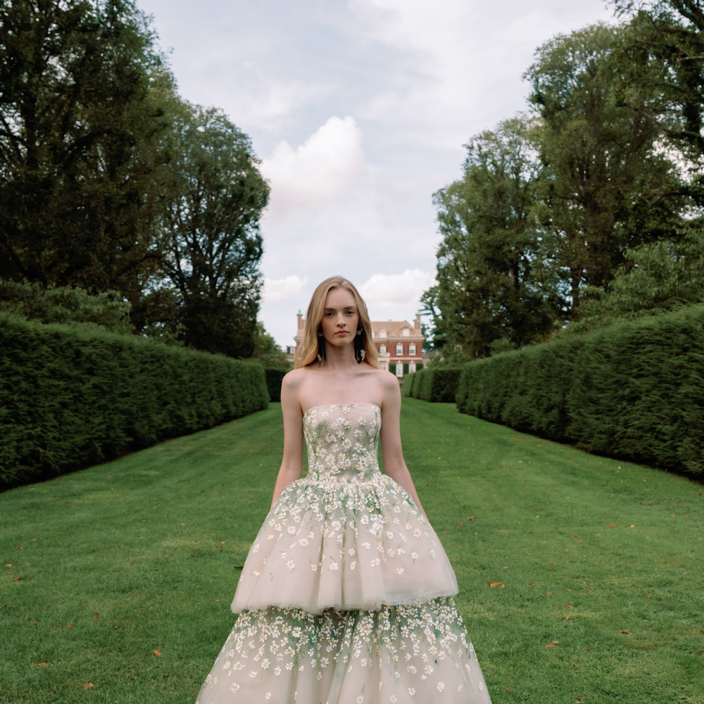 تطريزات الزهور في إطلالات الزفاف....عروس من ترف ورومانسية