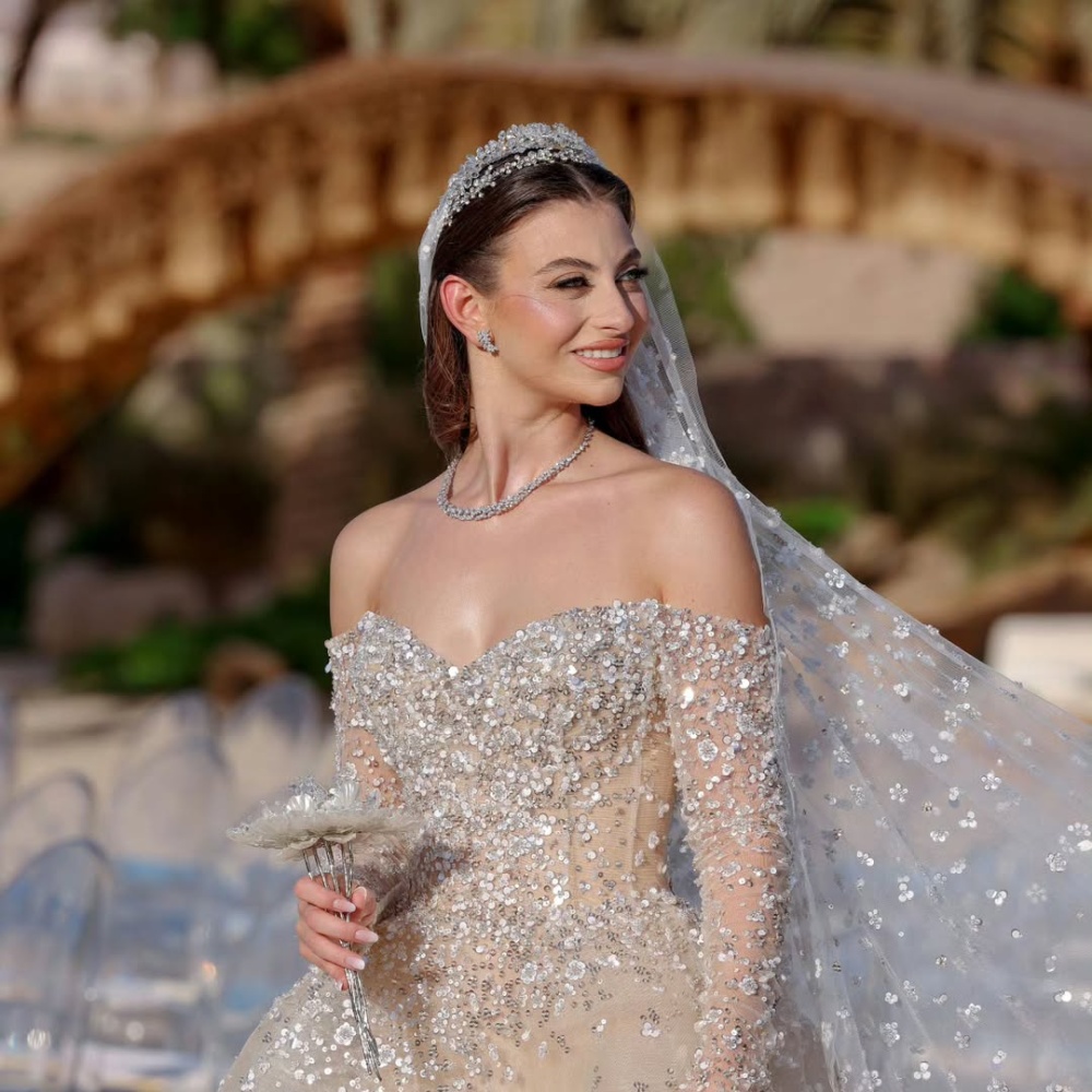 باقة من الأحجار والكريستال المميزة لعروس 2025