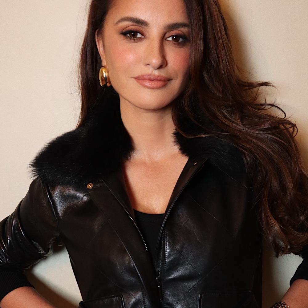 هكذا جدّدت بينيلوبي كروز ستايلها الجمالي وأبهرت جمهورها في حصاد عام 2025