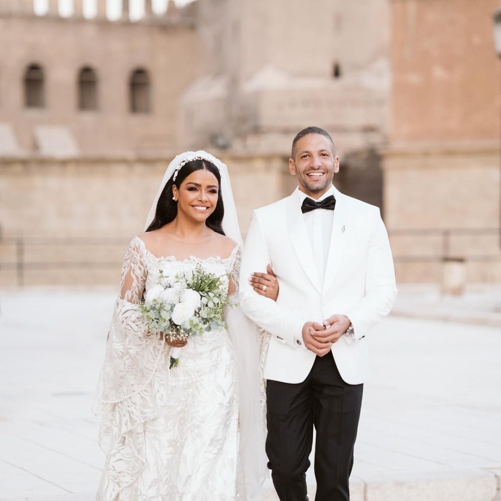 أسماء ابو اليزيد مع زوجها في حفل زفافهما