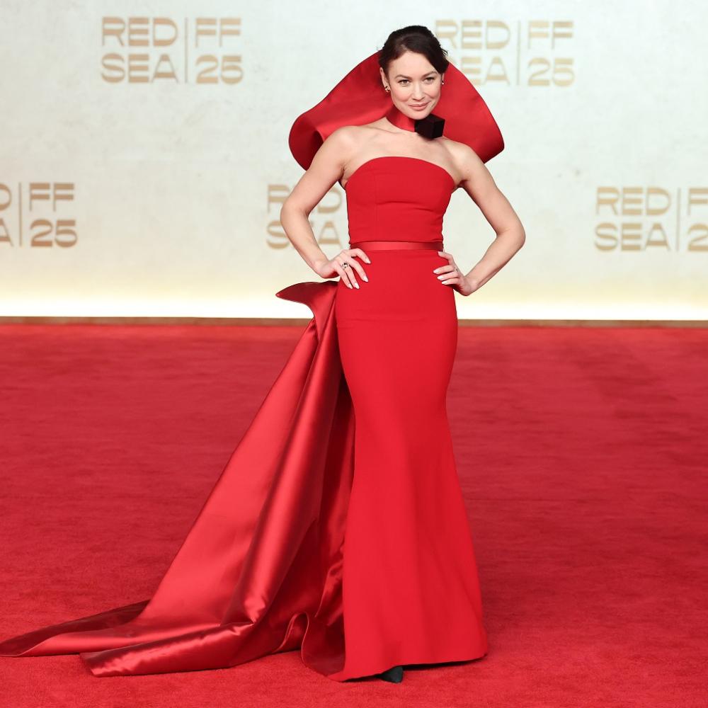 أولجا كوريلنكو بفستان سهرة طويل باللون الأحمر