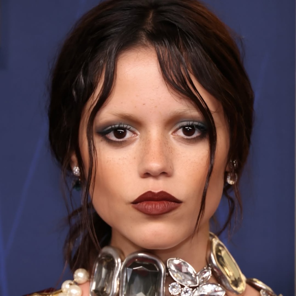 إطلالة Jenna Ortega برسمات المكياج الازرق- الصورة من حساب خبيرة المكياج Melanie Inglessis على انستغرام_1