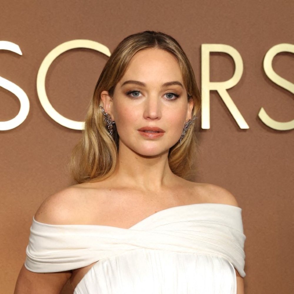 إطلالات النجمة جينيفر لورانس تخطّت المألوف بمكياجها الناعم هذا العام