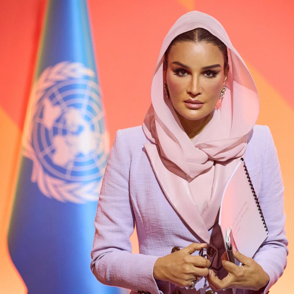 الشيخة موزة بتصاميم مجوهرات مُذهلة خلال عام 2025