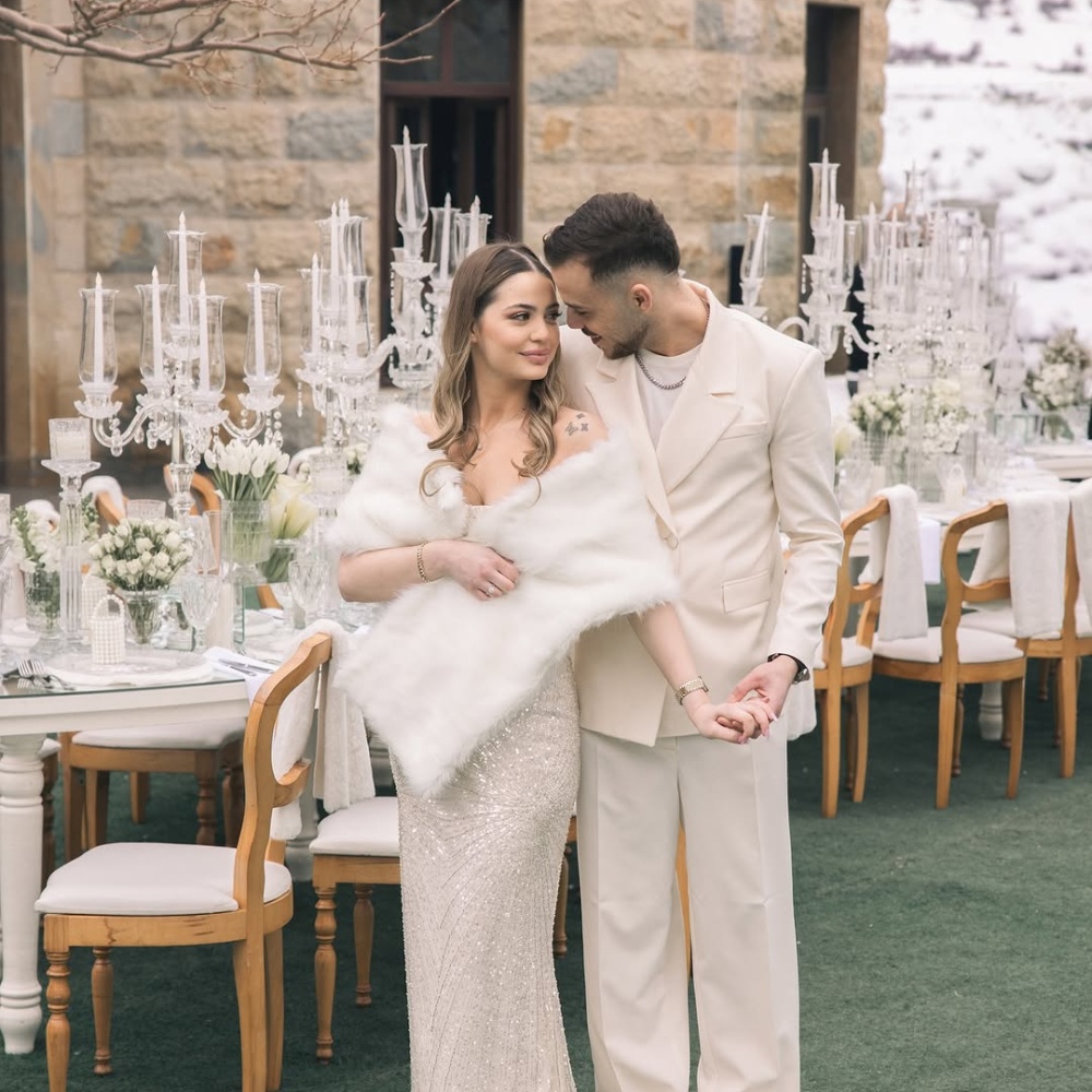 العروسان حسام سيلاوي وساندرا حلبي خلال حفل خطوبتهما وسط الثلوج