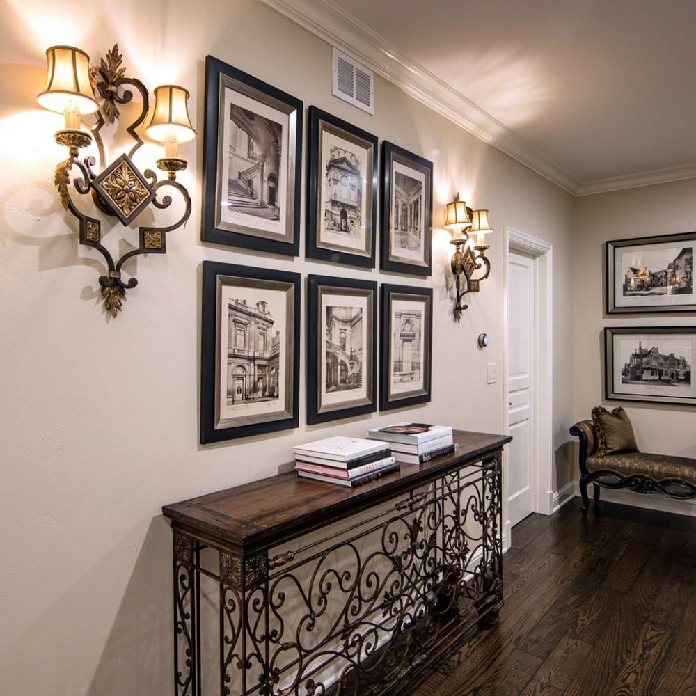 العناصر الزخرفية الجدارية بشكل مبالغ فيه، قد يخلق شعورًا بالفوضى البصرية