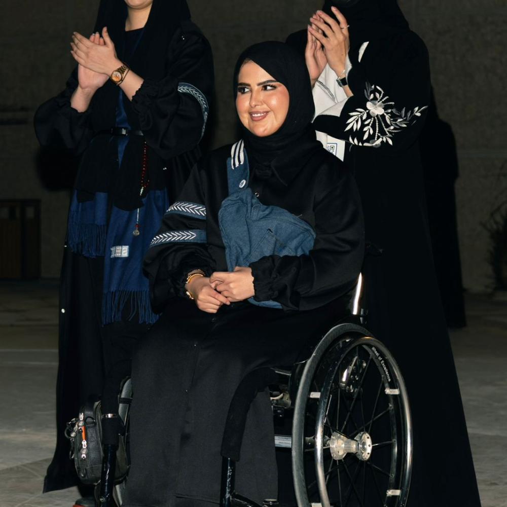 المشاركين من ذوي الإعاقة والأمهات خلال عرض أزياء باكورة بهاء