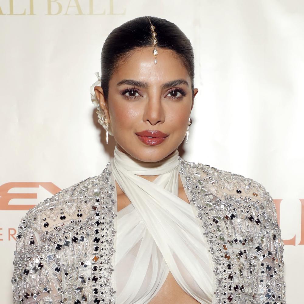 نجمات عالميات أعدن صيحة أكسسوارات الشعر المتنوعة الى الواجهة عام 2025