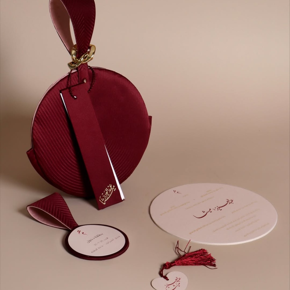 بطاقات الدعوة إلى أعراس 2026 تمزج بين الكلاسيكية والفخامة والأفكار المبتكرة