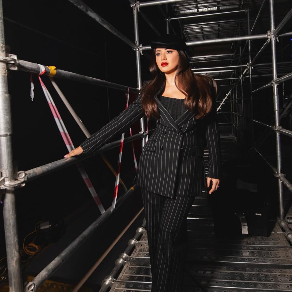 رحمة رياض بصيحة البدلة النسائية السوداء 