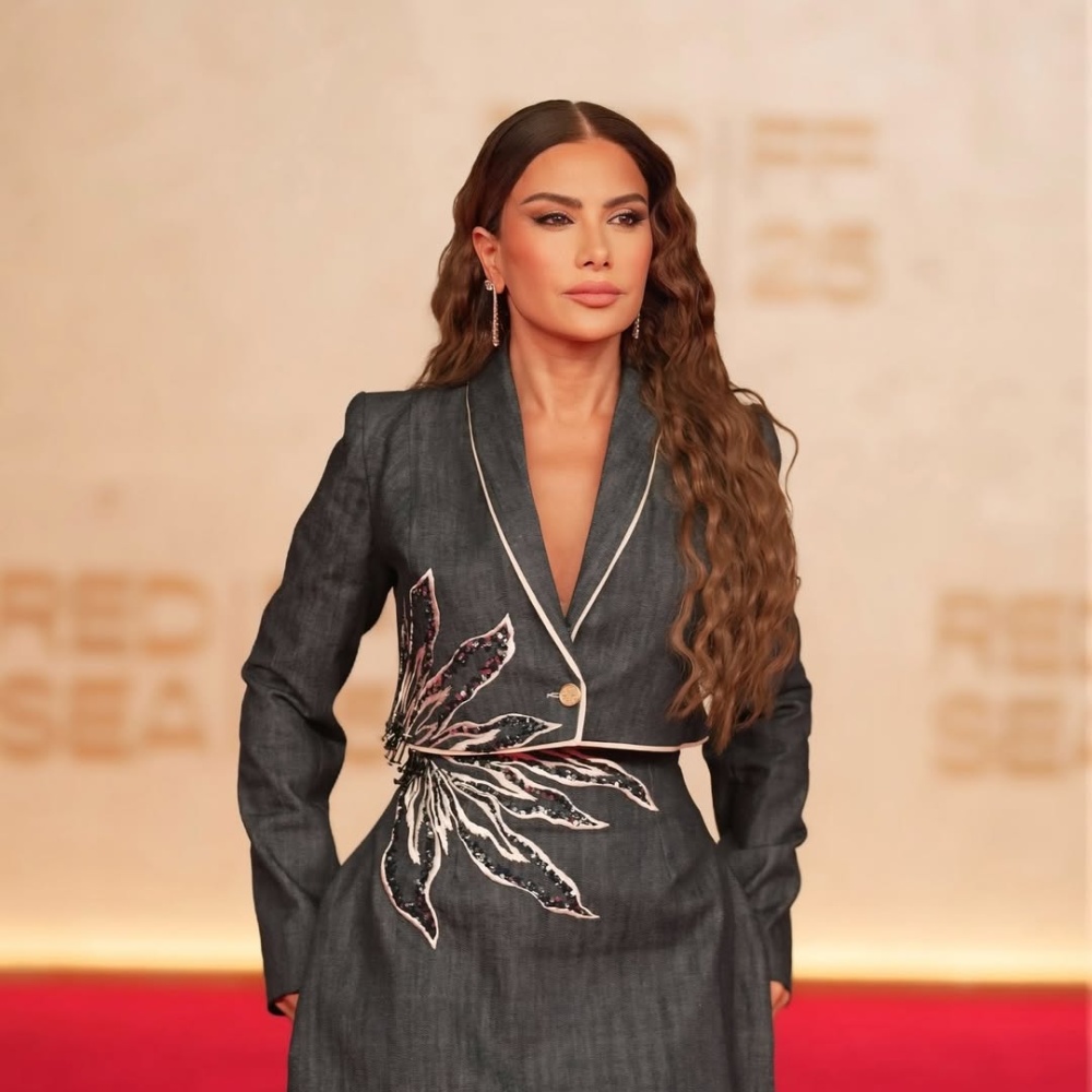 صبا مبارك بستايل بدلة مميزة باللون الرمادي منسقة من تنورة ميني