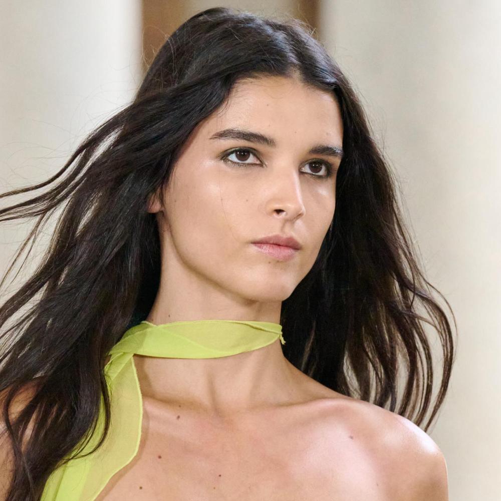 العلاج الأقوى لشعر صحي وملمسه كحرير.. إليكِ وصفاته الطبيعية