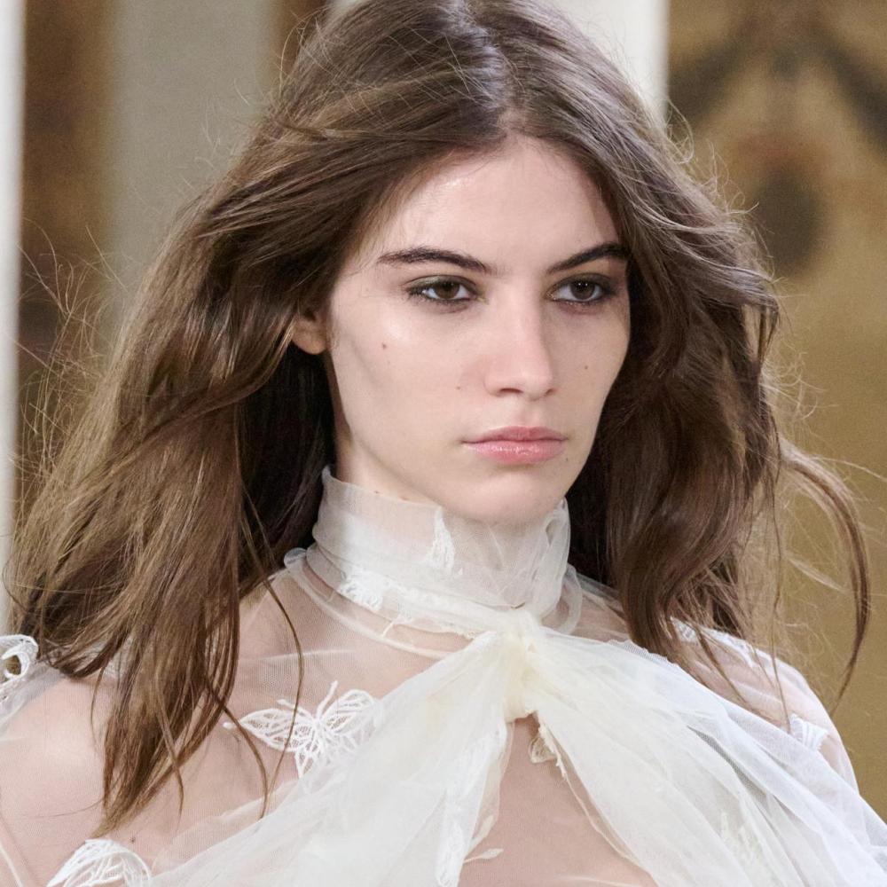 حّيل مجربة ستمنحكِ شعرًا كثيفًا في دقائق معدودة.. لا تفوتكِ