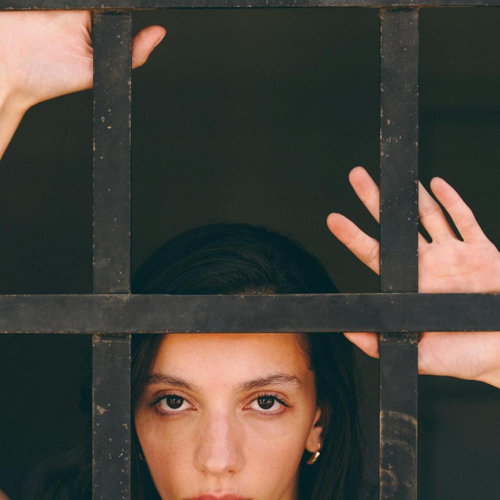 متلازمة المحتال سجّانكِ الداخلي الذي يُعيق نجاحاتكِ.. تحرّري منه بهذه الأساليب الفعالة