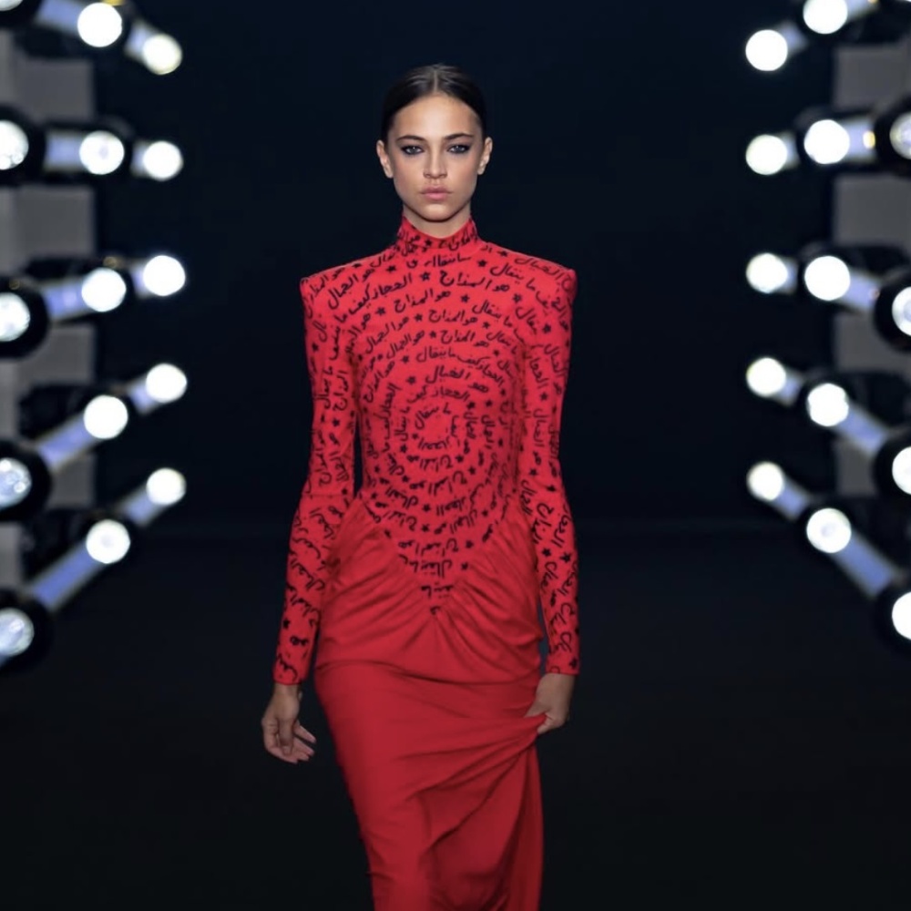 فستان من تصميم مو خوجا من Hindamme