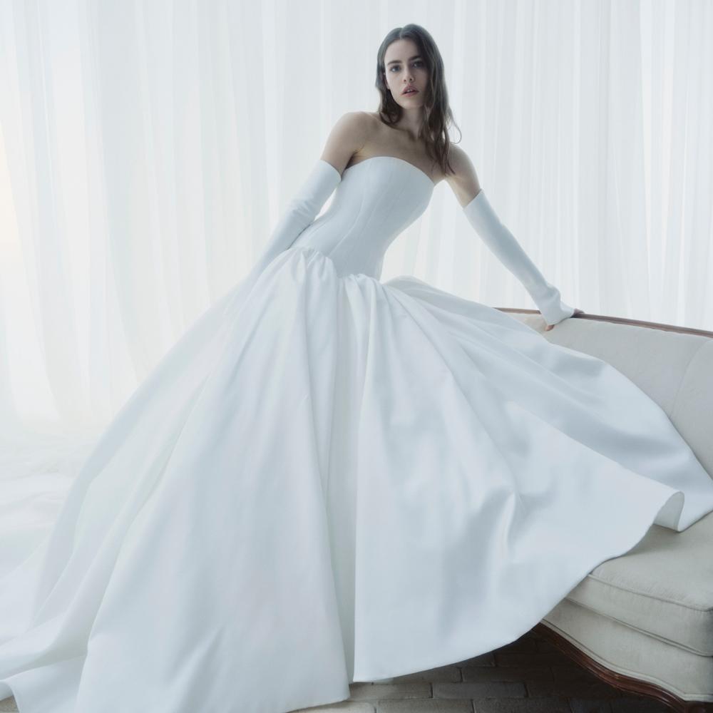 قصة الخصر المنخفض من  Rivini  ضمن موضة خريف 2026